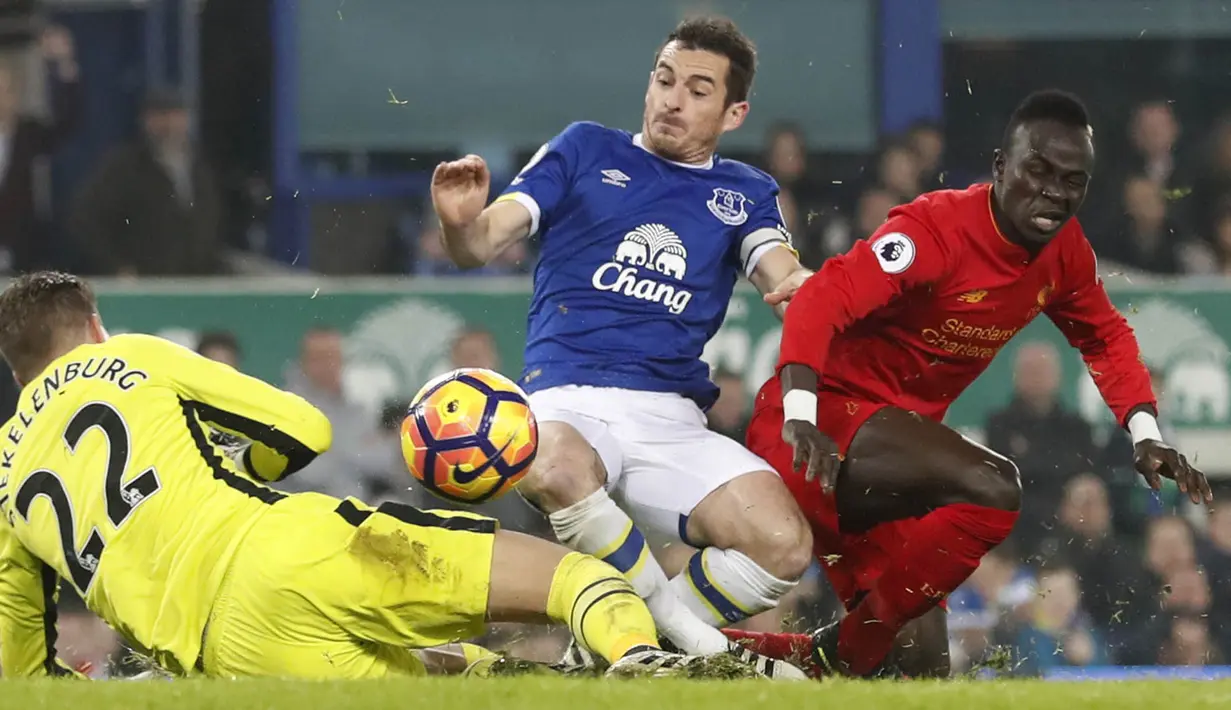 Penyerang Liverpool, Sadio Mane, berusaha berebut bola dengan bek sayap Everton, Leighton Baines. Gol kemenangan Liverpool yang dicetak Sadio Mane baru terjadi pada menit ke-90+4. (Reuters/Carl Recine)
