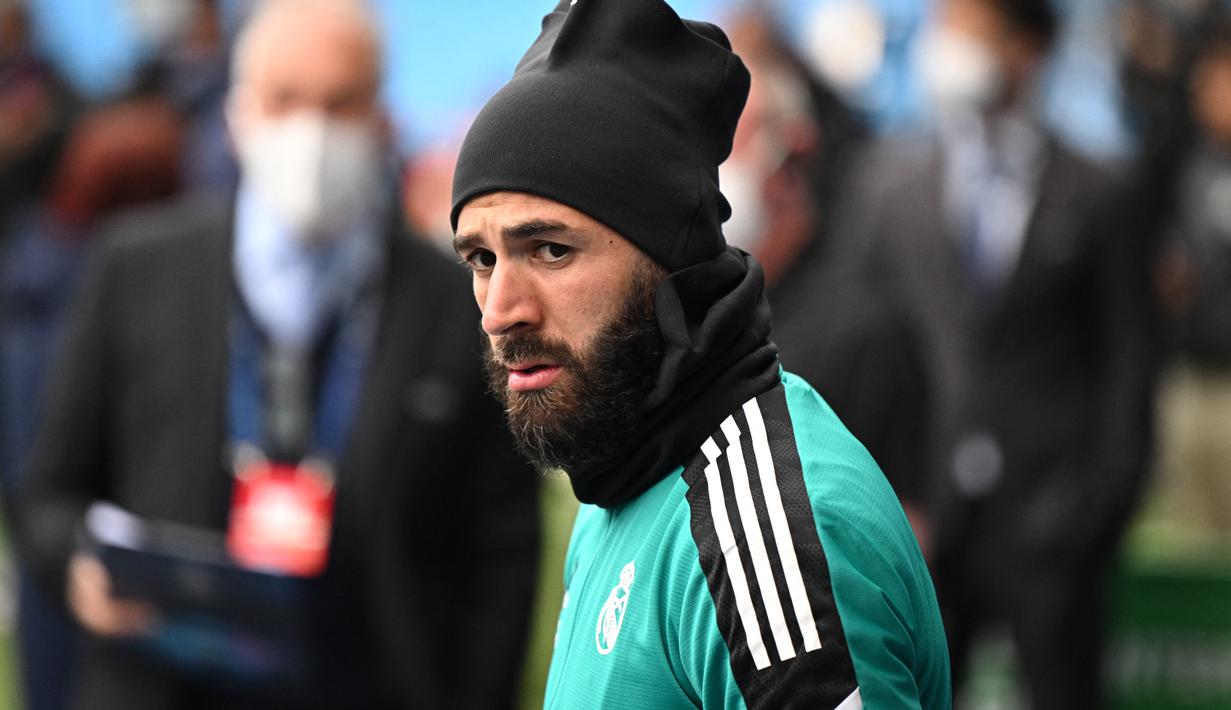 <p>Striker Real Madrid, Karim Benzema menghadiri sesi latihan tim di Stadion Etihad di Manchester, barat laut Inggris, pada 25 April 2022. Real Madrid akan bertanding melawan Manchester City pada leg pertama semifinal Liga Champions. (AFP/Oli Scarff)</p>