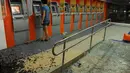 Sejumlah fasilitas umum dirusak para demonstran yang berunjuk rasa anti Piala Dunia 2014 di sekitar Stadion Maracana, Rio de Janeiro, Brasil, (15/6/2014). (AFP PHOTO/Tasso Marcelo). 