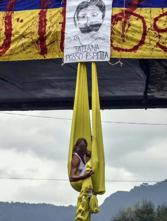 Seorang artis tampil pada Hari Hak Asasi Manusia di Medellin, Antioquia, Kolombia, 10 Desember 2021. Hari Hak Asasi Manusia dirayakan tiap tahun oleh banyak negara di seluruh dunia setiap tanggal 10 Desember. (JOAQUIN SARMIENTO/AFP)