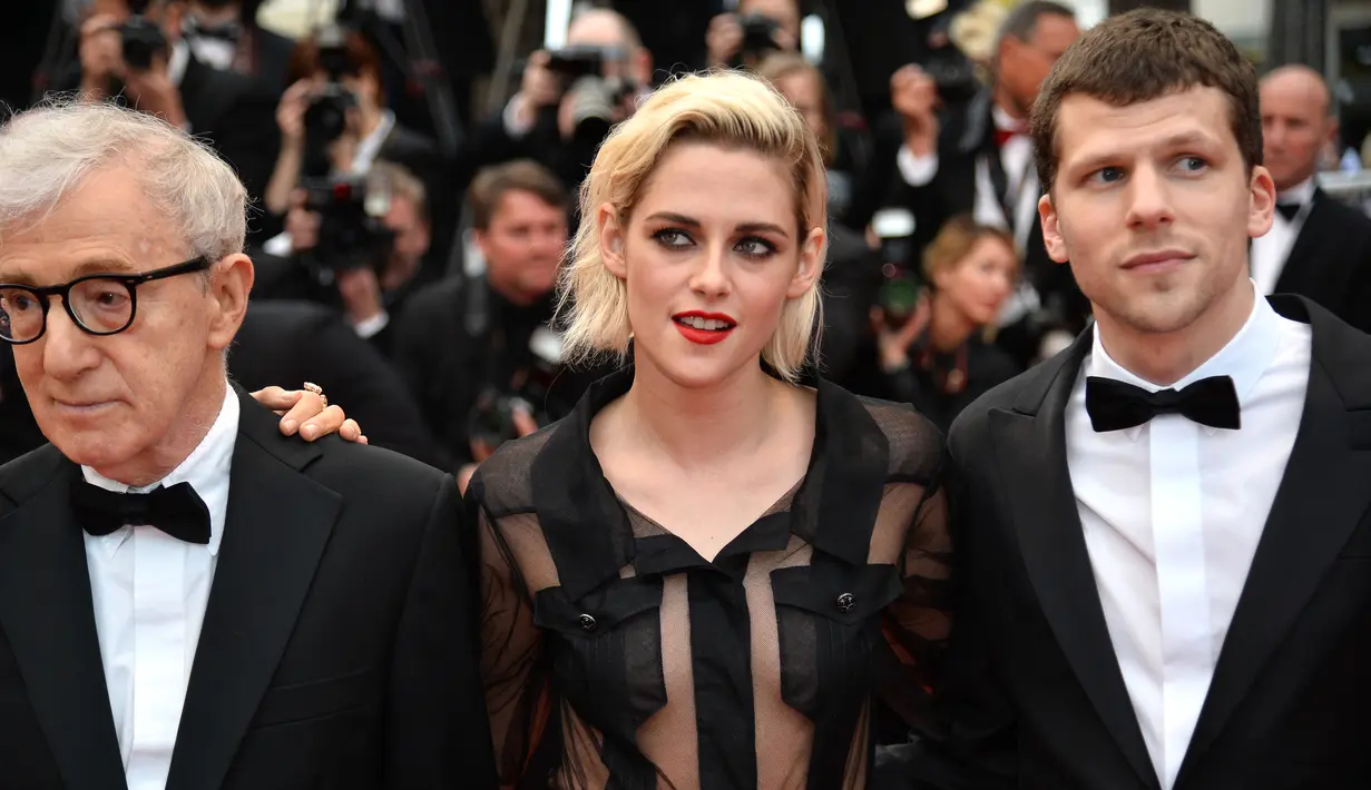 Aktris Kristen Stewart foto bersama dengan direktur US Woody Allen dan aktor Jesse Eisenberg saat tiba dalam pembukaan Festival Film Cannes ke-69 di Cannes, Prancis selatan, Rabu (11/5/2016). (AFP PHOTO / Valery Hache)