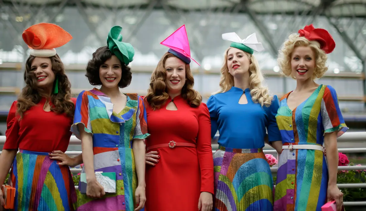 Para racegoers dengan hiasan kepala berpose pada hari pertama ajang pacuan kuda Royal Ascot, Inggris, Selasa (19/6). Seperti biasanya, topi-topi cantik dan unik menjadi properti wajib bagi para bangsawan wanita yang hadir. (AP/Tim Ireland)