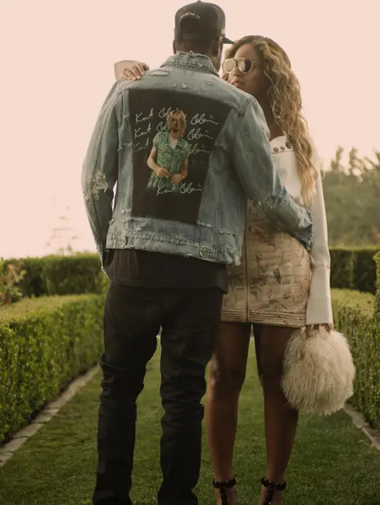 Jumat (14/7/2017), Beyonce mengunggah foto bersama anak kembarnya. Ibu tiga anak ini  memakai gaun berwarna ungu dengan bagian terbuka di bagian depannya. Beyonce melihat ke arah kamera tanpa tersenyum. (Instagram/Beyonce)