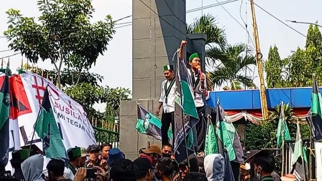 Aksi demonstrasi mahasiswa di depan kantor Bupati Bogor ricuh, pada Jumat (6/9/2024).