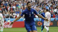 Pemain Italia, Graziano Pelle merayakan golnya ke gawang Spanyol pada babak 16 besar Piala Eropa 2016 di Stade de France, Saint-Denis, Prancis, Senin (27/6/2016). Italia Menang 2-0. (REUTERS/Darren Staples)