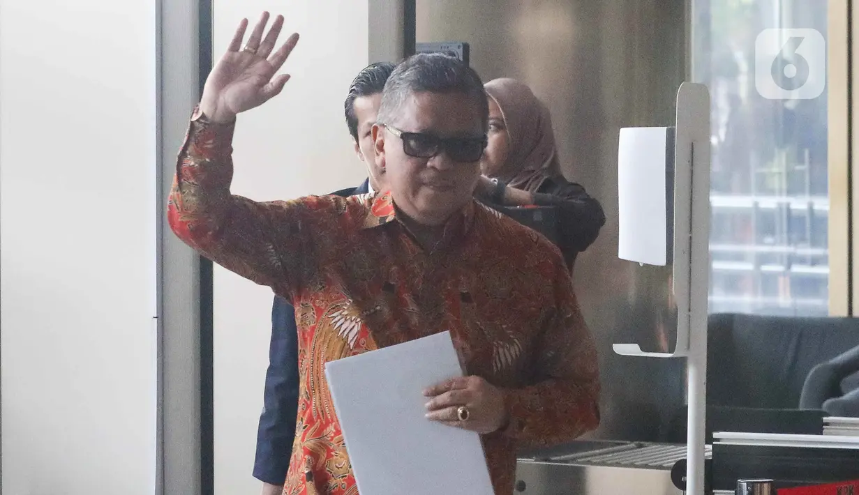 Sekretaris Jenderal Partai Demokrasi Indonesia Perjuangan (Sekjen PDIP) Hasto Kristiyanto memenuhi panggilan tim penyidik Komisi Pemberantasan Korupsi (KPK) di Gedung Merah Putih KPK, Senin (10/6/2024). (Liputan6.com/Herman Zakharia)