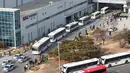 Bus yang membawa sejumlah warga Korea Selatan dari Wuhan, Cina, meninggalkan Bandara Internasional Gimpo di Seoul pada Jumat (31/1/2020). Korea Selatan menyewa pesawat untuk membawa pulang 367 warganya dari kota Wuhan, pusat wabah virus corona. (AP Photo/Ahn Young-joon)