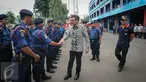 Wagub DKI Jakarta, Djarot Saiful Hidayat menyapa sejumlah petugas damkar ketika melakukan kunjungan ke Kantor Dinas Pemadam Kebakaran dan Penyelamatan Pemprov DKI Jakarta, Jalan KH Zainul Airifin, Jakarta, Sabtu (8/10). (Liputan6.com/Faizal Fanani)