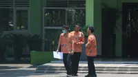 Memakai masker jadi salah satu cara mencegah penularan bakteri difteri. Namun imunisasi dasar lengkap dinilai sangat ampuh memlindungi kekebalan tubuh dari bakteri difteri (Liputan6.com/Zainul Arifin)