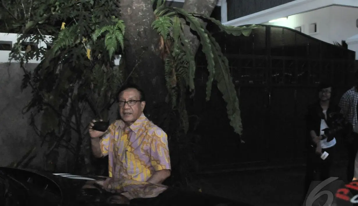 Kedatangan Ketua Dewan Pertimbangan Partai Golkar Akbar Tandjung untuk melaporkan sejumlah perkembangan yang terjadi di tubuh partai beringin tersebut Jakarta, Senin (15/12/2014). (Liputan6.com/Herman Zakharia)
