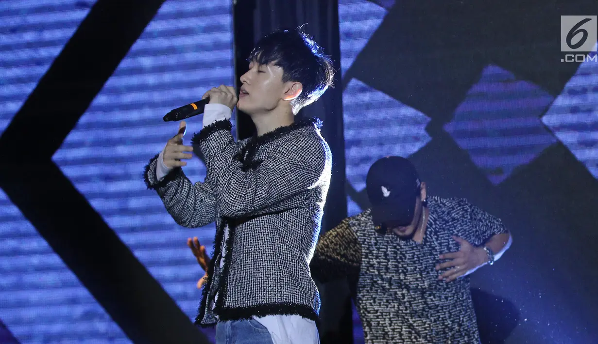 Penampilan Super Junior Eunhyuk (E) dalam Konser di Korea Brand Entertainment & Expo (KBEE) 2017 di kawasan Gandaria, Jakarta, Senin (4/9). Boyband Super Junior D & E membawakan 4 lagu dalam membuka KBEE 2017. Liputan6.com/Herman Zakharia)