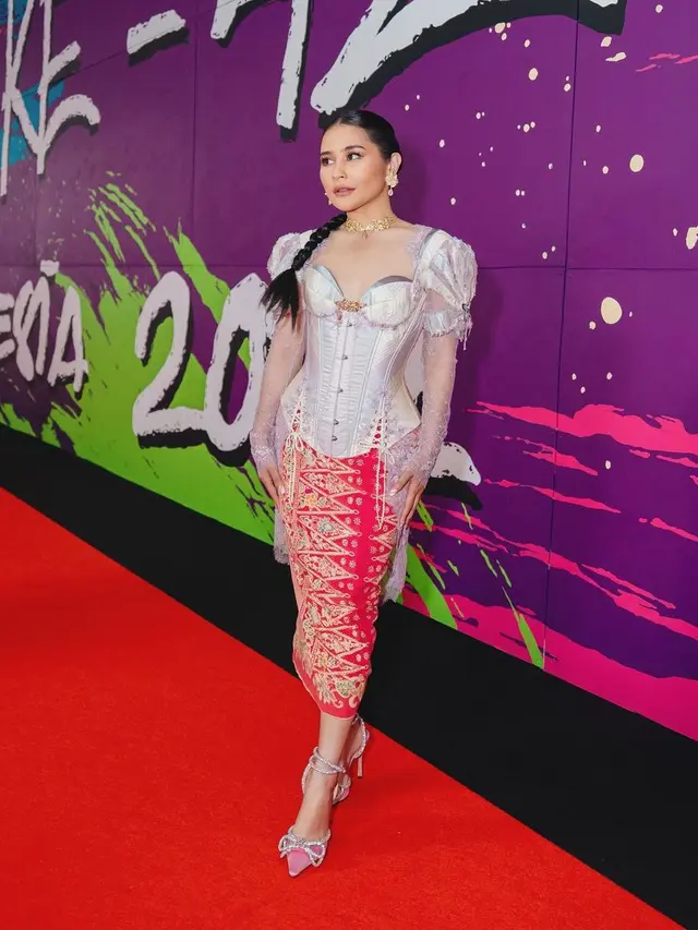 Prilly Latuconsina Tampil Youthful dan Anggun Berkebaya di FFI 2022, Parasnya Disebut Mirip Kylie Jenner