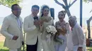 "Finnallyyyy...Happy wedding Sayangkuuu @asty_ananta dan Hendra semoga bahagia selalu dan langgeng sampai akhir hayat...love U both👩❤️👩💍🌺😍😘 #cicikokowedding #2Oktober2016," tulis kristinadangdut. (Instagram/kristinadangdut)
