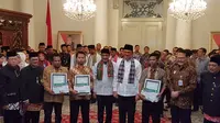 Ahok Serahkan KIS ke-3 Bayi yang Lahir di Ulang Tahun Jakarta