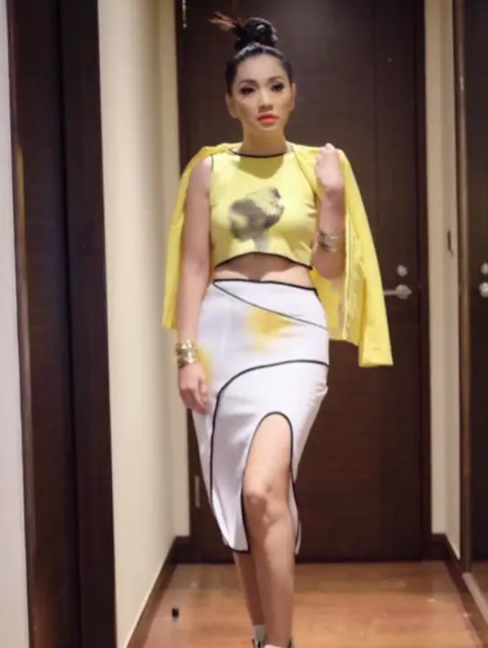 Selain bentuk badan yang ramping, Hesti juga punya wajah yang awet muda. (foto: instagram.com/hestipurwadinata)