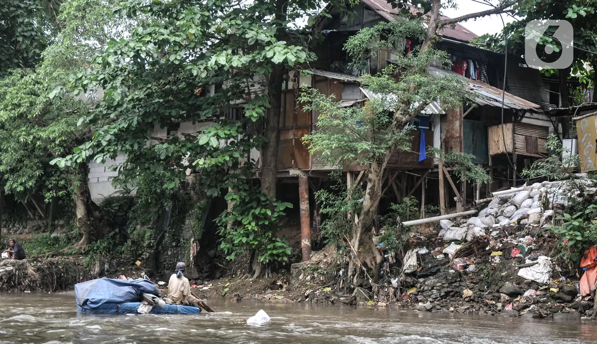 Aktivitas warga di bantaran Kali Ciliwung, Jakarta, Selasa (31/1/2023). Diketahui, Pemprov DKI menganggarkan Rp 700 miliar untuk pembebasan lahan normalisasi Ciliwung menggunakan anggaran itu masuk Rancangan Peraturan Daerah tentang APBD DKI Tahun Anggaran 2023. (merdeka.com/Iqbal S Nugroho)