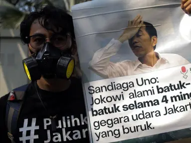 Seorang aktivis membawa poster saat aksi menuntut penanganan pencemaran udara di Balai Kota DKI Jakarta, Jakarta, Rabu (16/8/2023). Aksi yang diinisiasi Koalisi IBUKOTA tersebut menuntut pemerintah segera mengendalikan pencemaran udara di wilayah DKI Jakarta, Bogor, Depok, Tangerang, Bekasi, dan Bandung. (Liputan6.com/Herman Zakharia)