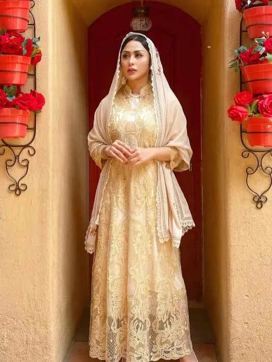 Lihat saja penampilan Selvi dalam postingannya baru-baru ini. Dia terlihat cantik memadukan abaya dan kerudung. (Instagram/selvikitty).