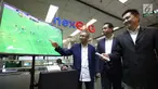 Dirut IndosatM2 Hari Sukmono, Dirut MTV Rachmat Akbari, Dirut Mediatama Anugrah Citra Kwe Junus Koswara menyaksikan layanan televisi lewat internet di Jakarta (22/5). Tiga layanan televisi GIG, Nexmedia dan Skynet meluncurkan nexGIG. (Liputan6.com/HO/Eko)