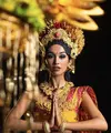 Sophia memakai kostum bertajuk Bali Sundarman - The Beauty Within Holy Blessing di Miss Grand International 2021.  (@thesophiarogan)