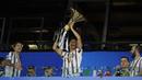 Striker Juventus, Cristiano Ronaldo, mengangkat trofi juara Serie A musim 2019-20 di Stadion Allianz, Sabtu (1/8/2020). CR7 berhasil membawa Juventus merengkuh gelar Liga Italia kesembilan secara beruntun. (AP Photo/Luca Bruno)