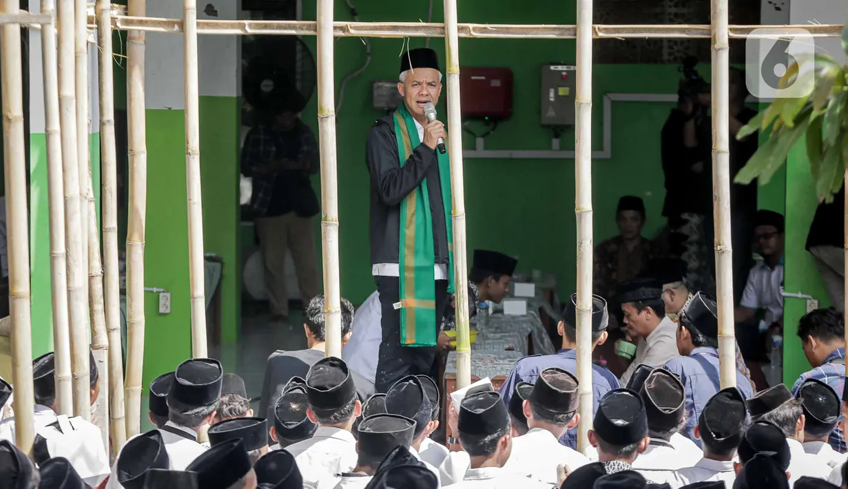 Eks Gubernur Jawa Tengah itu terlihat mengenakan peci hitam dengan pakaian jaket hitam yang membalut kemeja putih di dalamnya. (Liputan6.com/Faizal Fanani)