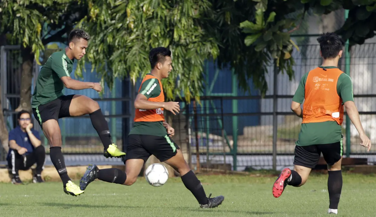 Pemain Timnas Indonesia U-22, Osvaldo Haay, menendang bola saat latihan di Lapangan ABC, Senayan, Jakarta, Jumat (11/1). Pemain muda terbaik Liga 1 2018 itu baru bergabung pada hari kelima pemusatan latihan skuat Garuda Muda. (Bola.com/M Iqbal Ichsan)