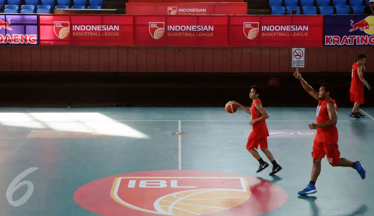 Pemain Satya Wacana Salatiga melakukan latihan dan uji coba lapangan jelang bergulirnya IBL 2015-2016 di Jakarta, Jumat (8/1/2016). 12 klub dipastikan berlaga pada kompetisi yang akan digelar di enam kota. (Liputan6.com/Helmi Fithriansyah) 