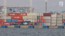 Tumpukan peti barang ekspor impor di Pelabuhan Tanjung Priok, Jakarta, Senin (17/7). Ekspor dan impor masing-masing anjlok 18,82 persen dan ‎27,26 persen pada momen puasa dan Lebaran pada bulan keenam ini dibanding Mei 2017. (Liputan6.com/Angga Yuniar)
