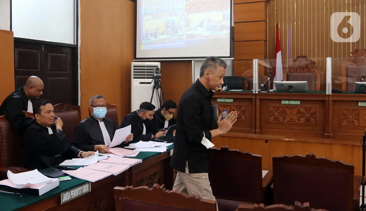 Terdakwa kasus merintangi penyidikan atau "obstruction of justice" pembunuhan berencana terhadap Nofriansyah Yosua Hutabarat atau Brigadir J, Hendra Kurniawan bersiap menjalani sidang lanjutan di PN Jakarta Selatan, Kamis (1/12/2022). Sidang lanjutan kasus pembunuhan berencana terhadap Brigadir J tersebut kembali digelar dengan agenda pemeriksaan enam saksi yang dihadirkan oleh jaksa penuntut umum. (Liputan6.com/Johan Tallo)