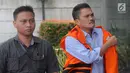 Mantan Anggota DPRD Sumatera Utara Tonnies Sianturi tiba di Gedung KPK, Jakarta, Jumat (28/12). Tonnies akan menjalani pemeriksaan lanjutan oleh penyidik Komisi Pemberantasan Korupsi (KPK). (Merdeka.com/Dwi Narwoko)