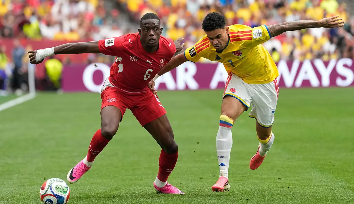 Pemain Swiss Denis Zakaria berebut bola dengan pemain Kolombia  Luis Díaz selama pertandingan sepak bola babak 16 besar Piala Dunia antara Swiss dan Kolombia di Vancouver, British Columbia, Selasa, 7 Juli 2026. (AP Photo/Lindsey Wasson)