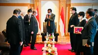 Presiden Joko Widodo atau Jokowi saat menerima kunjungan kehormatan Presiden Japan-Indonesia Association, Fukuda Yasuo, di Tokyo, Jepang, Rabu (22/7/2022). (Biro Pers Sekretariat Presiden)