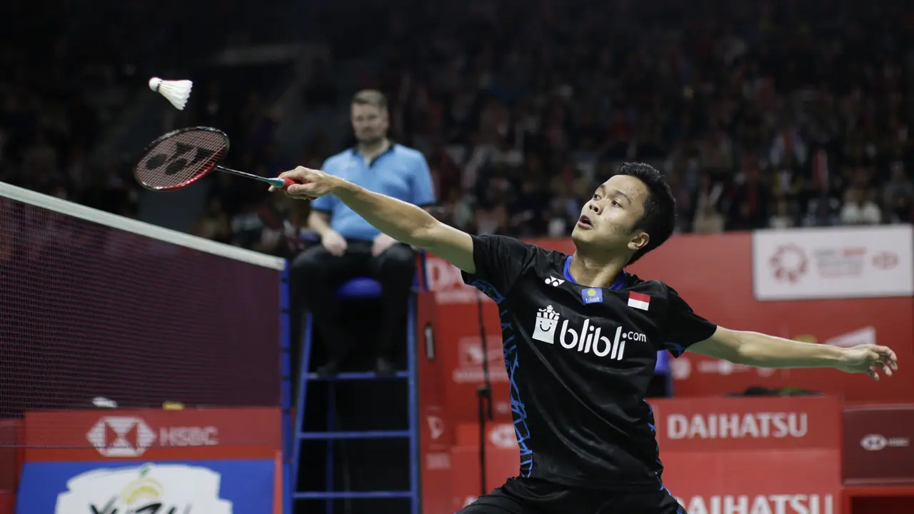 Tunggal putra Indonesia, Anthony Ginting, berusaha mengembalikan kok saat melawan tunggal Jepang. (Bola.com/Yoppy Renato)