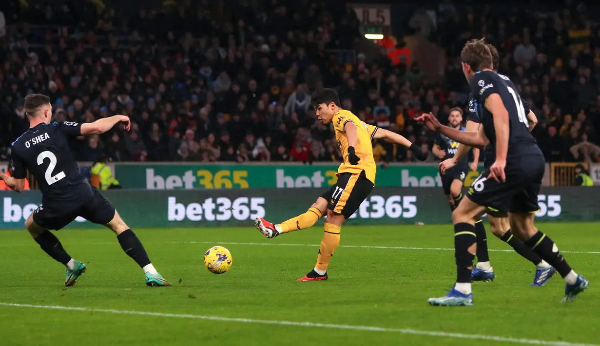 <p>Pemain Wolverhampton, Hwang Hee-chan (tengah) mencetak gol kemenangan timnya ke gawang Burnley pada laga pekan ke-15 Liga Inggris 2023/2024 yang berlangsung di Molineux Stadium, Wolverhampton, Inggris, Rabu (06/12/2023) dini hari WIB. (AFP)</p>