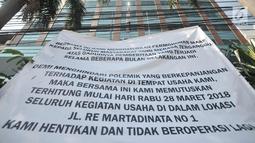 Banner informasi penutupan terpasang di depan Hotel Alexis, Jakarta, Rabu (28/3). Hotel Alexis mulai hari ini resmi tidak beroperasi dengan memasang banner info penutupan di depan hotel. (Merdeka.com/Iqbal S. Nugroho)