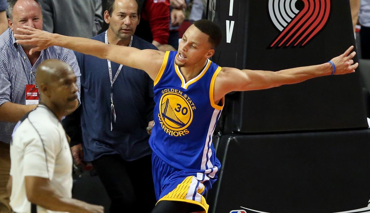 Stephen Curry (30) berlarian merayakan kemenangan atas Portland Trail Blazer 132-125 pada laga NBA Playoffs di Moda Center, Rose Quarter, Portland, (9/5/2016). (Mandatory Credit: Jaime Valdez-USA TODAY Sports)