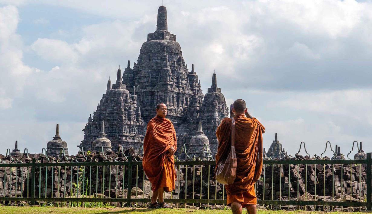 Para biksu Buddha mengunjungi Candi Sewu, bagian dari Kompleks Candi Prambanan yang termasuk dalam Situs Warisan Dunia UNESCO, saat mereka berpartisipasi dalam perjalanan spiritual Indonesia Walk of Peace (IWOP 2026) di Klaten, Jawa Tengah, pada Jumat 29 Mei 2026. Mereka berjalan sejauh 660 kilometer selama 20 hari dari Pulau Bali ke Candi Borobudur di Magelang, Jawa Tengah, untuk merayakan Hari Waisak. (DEVI RAHMAN/AFP)