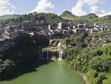 Foto dari udara menunjukkan pemandangan objek wisata Kota Furong di Wilayah Yongshun, Provinsi Hunan, China tengah (2/8/2020). Dengan menerapkan sejumlah langkah pencegahan epidemi, objek wisata tersebut mencatat peningkatan kunjungan turis selama liburan musim panas. (Xinhua/Chen Sihan)