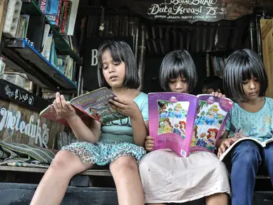 Anak-anak saat membaca buku di perpustakaan Bale Buku Meleduk (Membaca Literasi Dukuh) 75 di Jalan Dukuh V, Kelurahan Dukuh, Kecamatan Kramat Jati, Jakarta Timur, Rabu (24/8/2022). Bale Buku Meleduk 75 yang didirikan oleh Iwan Gunawan (52), seorang pegawai PPSU Kelurahan Dukuh berkolaborasi dengan karang taruna setempat serta komunitas Bale Buku Jakarta dan Dinas Perpustakaan dan Arsip Provinsi DKI Jakarta itu menjadi fasilitas baru bagi anak-anak hingga orang dewasa dalam memperkaya wawasan literasi. (merdeka.com/Iqbal S. Nugroho)