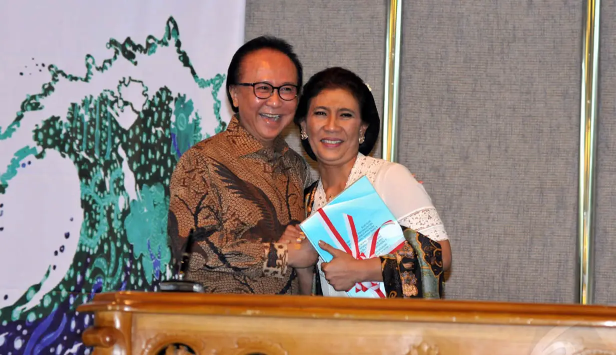 Susi Pudjiastuti dan Sharief C Sutardjo saat berfoto bersama dalam acara sertijab di Jakarta, Rabu (29/10/2014). (Liputan6.com/Panji Diksana)