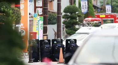 Petugas polisi menjaga area di sekitar kantor pos di mana seorang pria bersenjata menyandera sejumlah orang di kota Warabi, prefektur Saitama pada tanggal 31 Oktober 2023. (Foto oleh JIJI Press/AFP/Japan OUT)