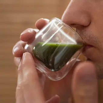 ilustrasi pria meminum segelas matcha/copyright&nbsp;freepik.com/freepik