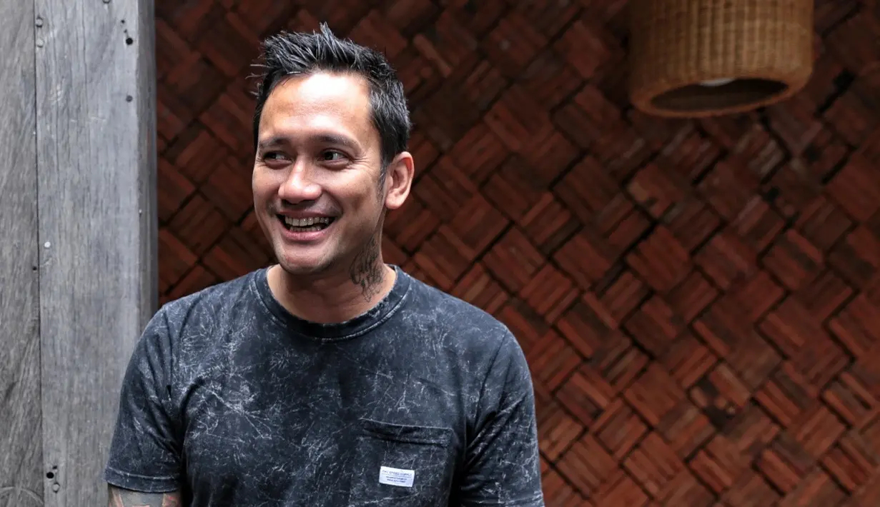 "Seru ya, apa ya, secara lebih rame sih kan anak-anak cewek, lebih heboh dan mungkin lebih rame," ungkap Tora Sudiro di kawasan Kemang, Jakarta Selatan, Rabu (24/1/2018). (Adrian Putra/Bintang.com)