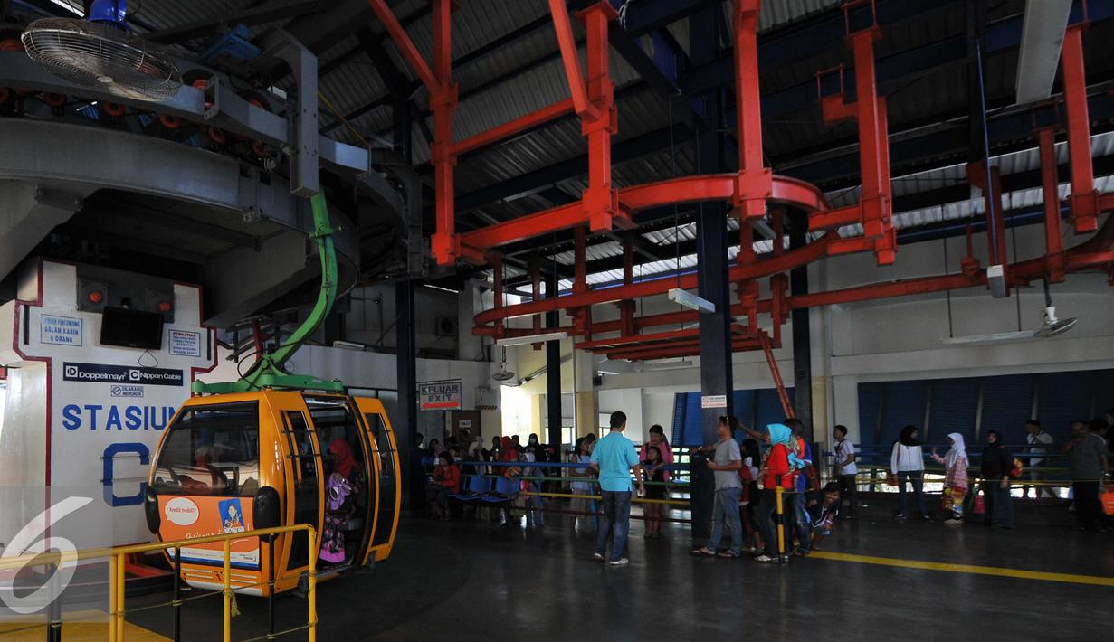 Pengunjung saat mengantri untuk mengunakan wahana Gondola di area wisata Pantai Ancol, Jakarta, Sabtu (26/15). Memasuki libur Tahun Baru sejumlah warga memadati tempat rekreasi di kawasan Ibukota tersebut. (Liputan6.com/Gempur M Surya)