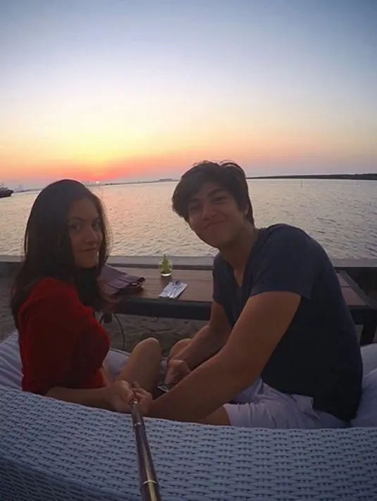 Kedekatan hubungan mereka pun terjadi  ketika mereka  hadir ke acara pernikahan selebriti Nuri Maulida.  (via instagram@elelrumi/Bintang.com)