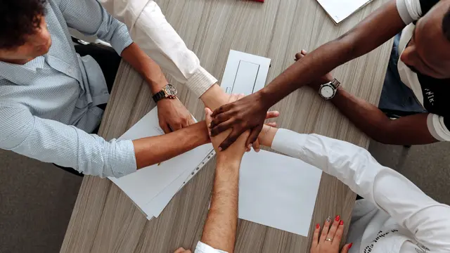 Contoh ilustrasi lingkungan kerja inklusif