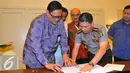 Kapten Daniel Putut (kiri) bersama Kombespol Roycke Langie sebelum menandatangani MOU di Tangerang, Jumat (19/2). Polres Bandara dan Lion Air terus meningkatkan keamanan untuk penumpang LionAir. (Liputan.com/Faisal R Syam)