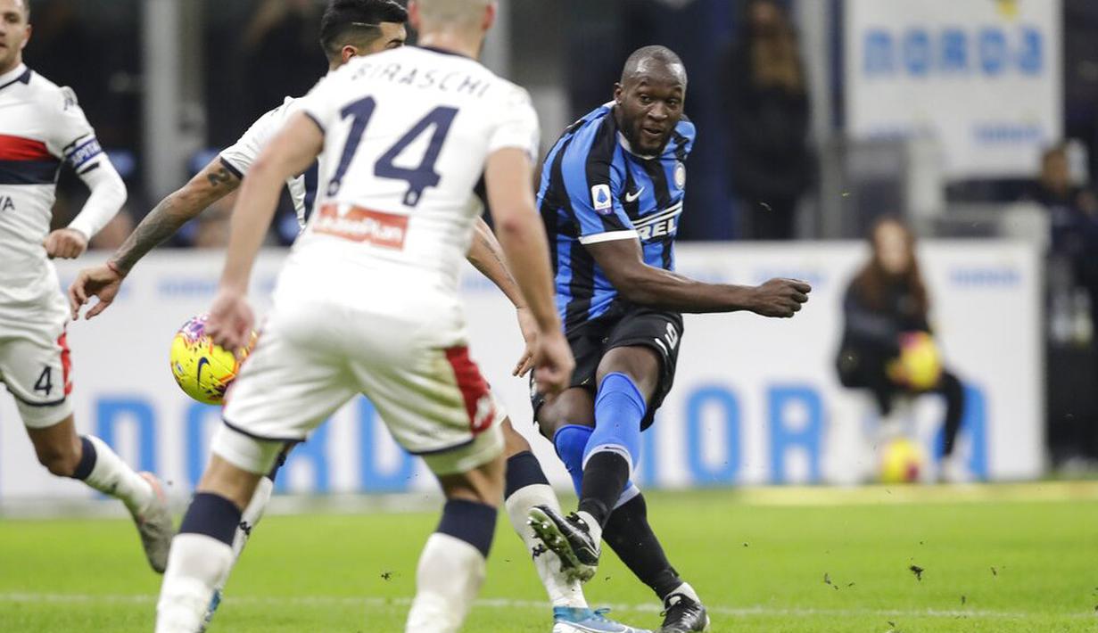 Striker Inter Milan, Romelu Lukaku, melepaskan tendangan ke gawang Genoa pada laga Serie A 2019 di Stadion San Siro, Sabtu (21/12). Inter Milan menang 4-0 atas Genoa. (AP/Luca Bruno)
