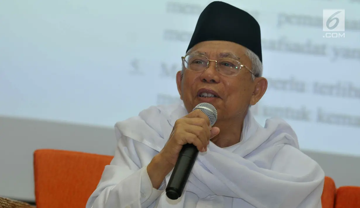 KH. Ma'aruf Amin memberikan keterangan pers terkait fatwa MUI MUI tentang Hukum dan Pedoman Bermuamalah Melalui Medsos, Jakarta, Senin (5/6). (Liputan6.com/Helmi Afandi)